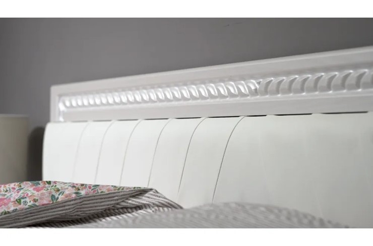 Кровать в спальню Гертруда, М8, 160х200 Экокожа с пуговицами без основания, белая лиственница/ясень жемчужный в Кушве - изображение 4